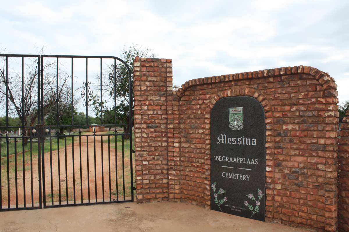 1. Begraafplaas ingang / Cemetery entrance